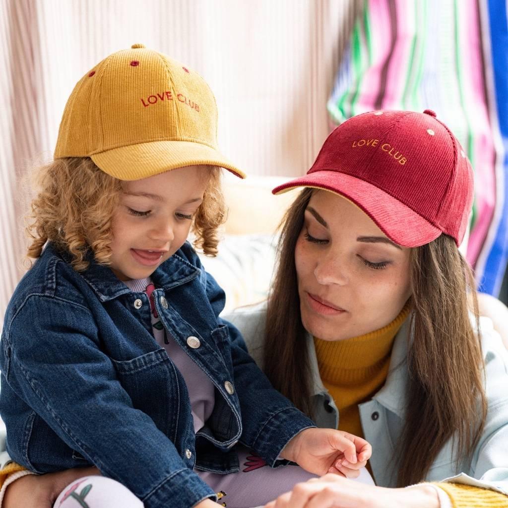 casquette-bebe-enfant-parent-chamaye-assorti-papa-maman-enfant-casquette-papa-fils-cadeau-fete-des-peres-casquette-mere-fille-cadeau-naissance-maman-bebe-cadeau-original-famille-casquette-personnalisable-broderie-cosmic-girl-cadeau-jeune-maman-maternite-cadeau-naissance-original-jeune-parent-casquette-fille-rose-velours-cotelemarque-francaise-production-ecoresponsable