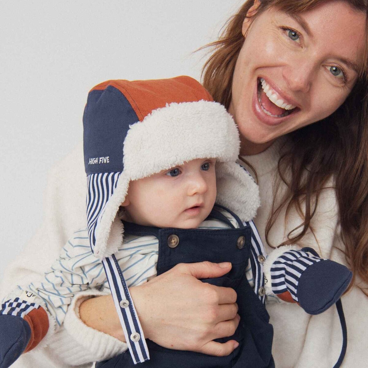 chapka-bebe-enfant-chamaye-assorti-papa-maman-enfant-casquette-papa-fils-cadeau-fete-des-peres-casquette-mere-fille-cadeau-naissance-maman-bebe-cadeau-original-famille-casquette-personnalisable-broderie-high-five-bleu