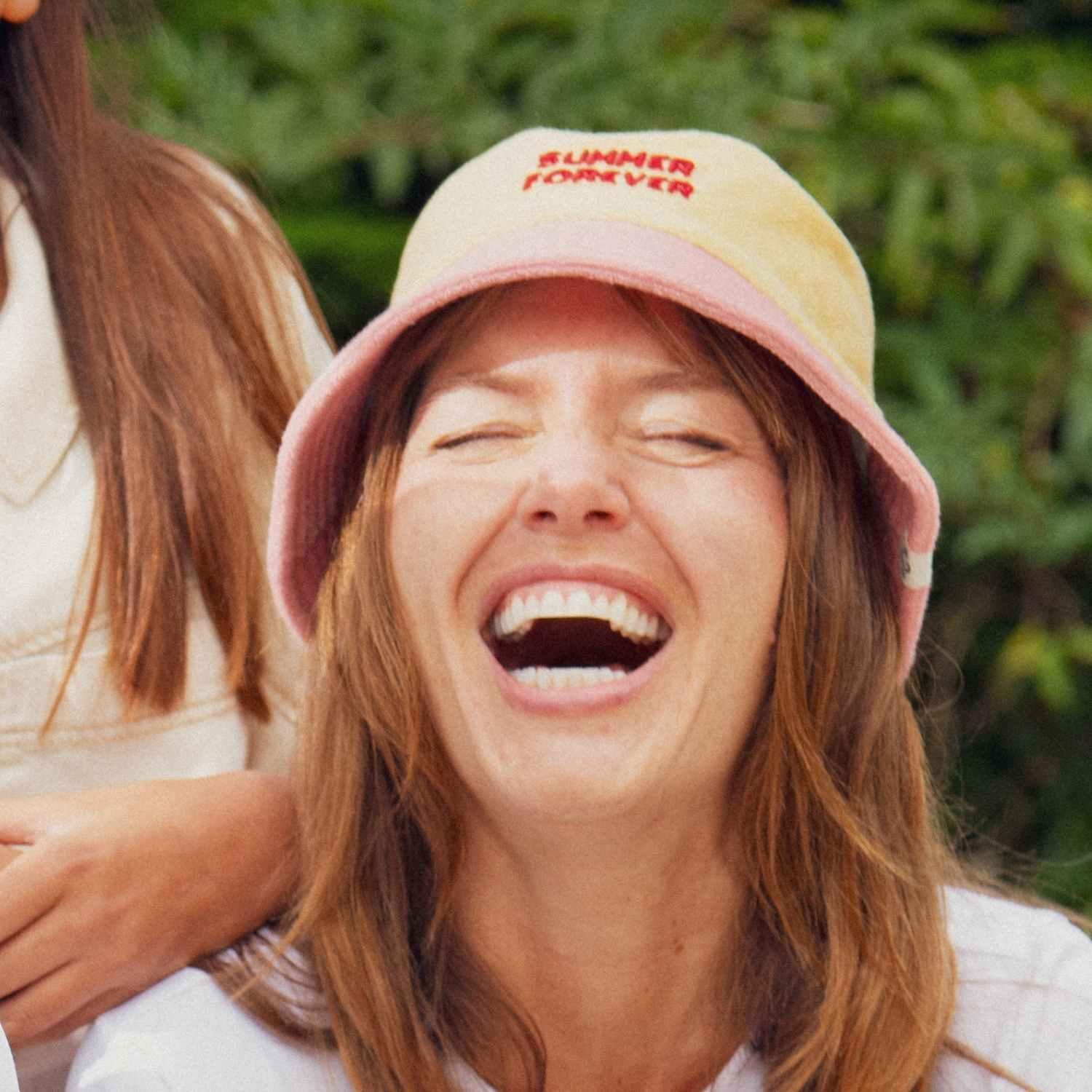 bob-bebe-enfant-parent-chamaye-assorti-papa-maman-enfant-bob-papa-fils-cadeau-fete-des-peres-casquette-mere-fille-cadeau-naissance-maman-bebe-cadeau-original-famille-bob-personnalisable-broderie-éponge-summer-forever-jaune