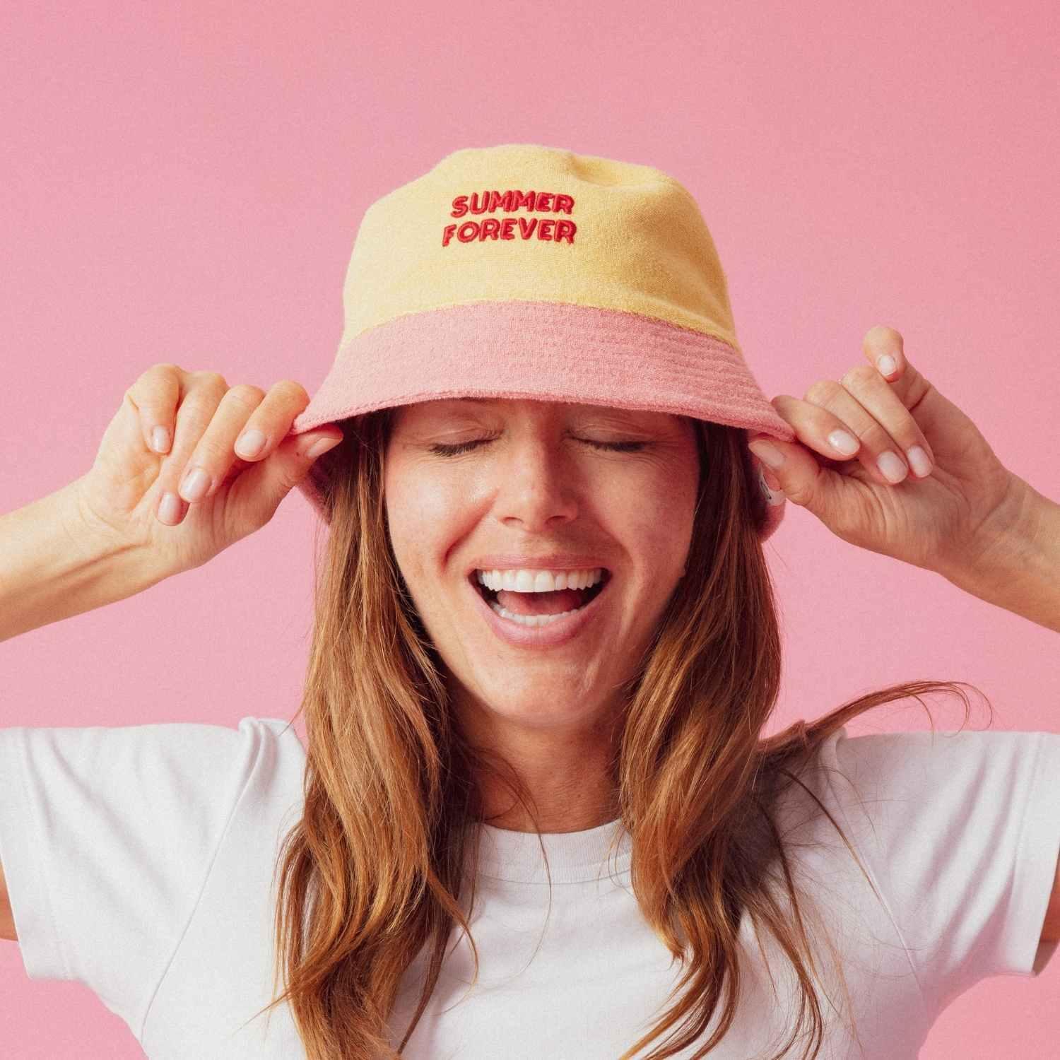 bob-bebe-enfant-parent-chamaye-assorti-papa-maman-enfant-bob-papa-fils-cadeau-fete-des-peres-casquette-mere-fille-cadeau-naissance-maman-bebe-cadeau-original-famille-bob-personnalisable-broderie-éponge-summer-forever-jaune