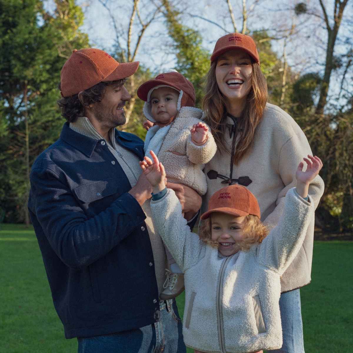 casquette-bebe-enfant-parent-chamaye-assorti-papa-maman-enfant-casquette-papa-fils-cadeau-fete-des-peres-casquette-mere-fille-cadeau-naissance-maman-bebe-cadeau-original-famille-casquette-personnalisable-broderie-grand-petit-amour