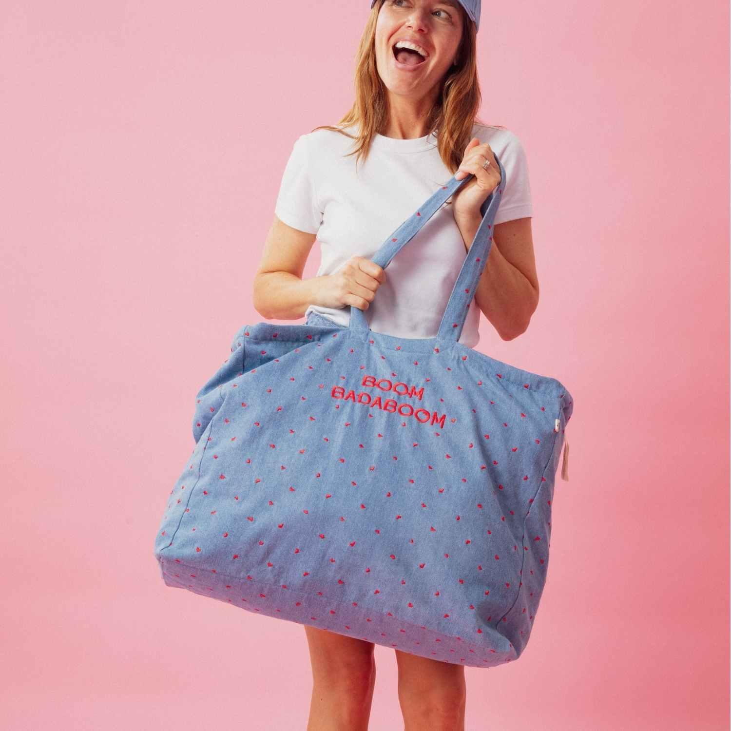 sac-cabas-parent-maman-maxi-cabas-gouter-plage-maman-mixte-cadeau-été-maman-papa-cadeau-anniversaire-fête-de-mères-matchy-matchy-cadeau-famille-cadeau-pere-fils-original-cadeau-mere-fille-pratique-matchy-matchy-cadeaux-noel-famille-marque-francaise-coeurs-motif-boom-badaboom