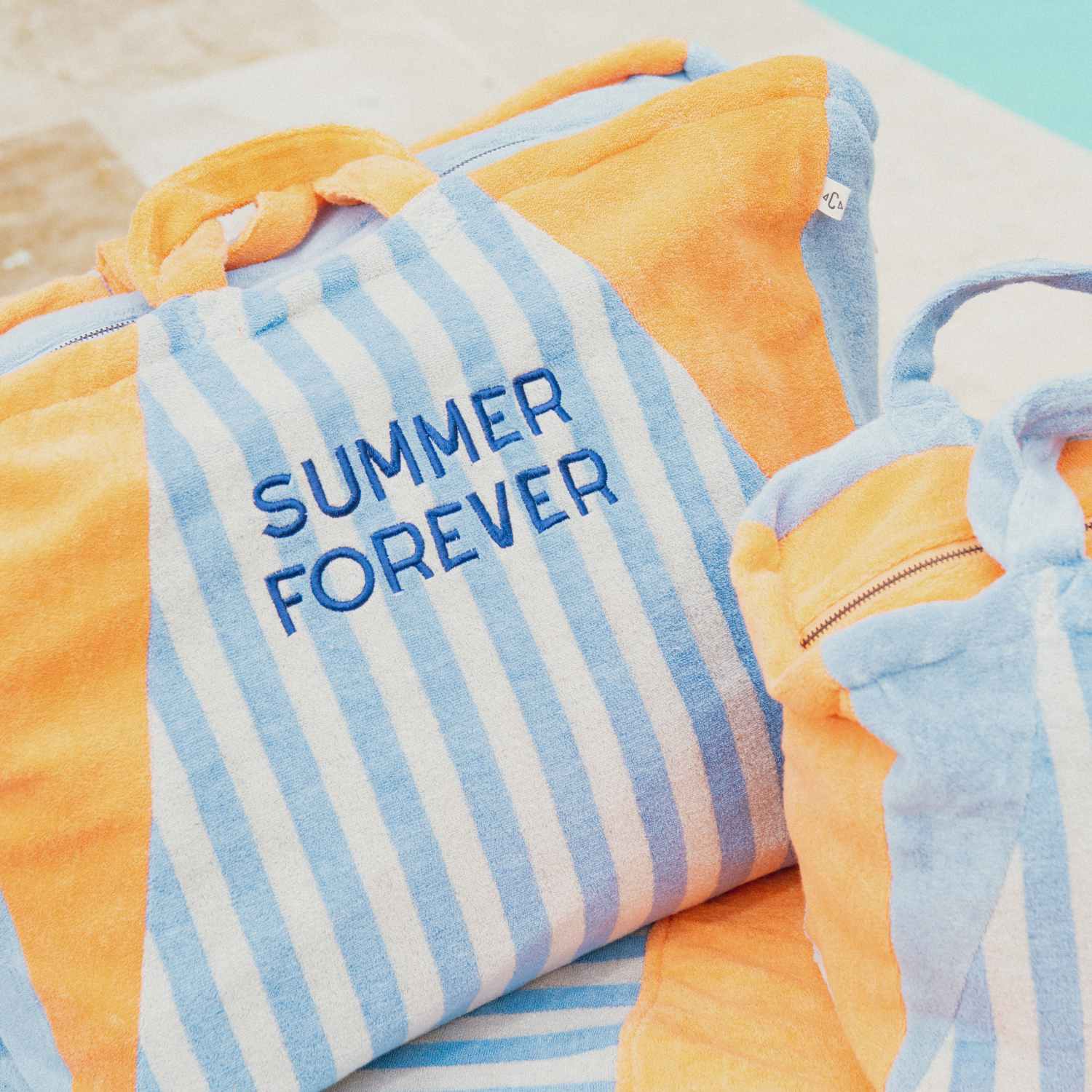 sac-cabas-parent-maman-éponge-cabas-gouter-plage-maman-mixte-cadeau-été-maman-papa-cadeau-anniversaire-fête-de-mères-matchy-matchy-cadeau-famille-cadeau-pere-fils-original-cadeau-mere-fille-pratique-matchy-matchy-cadeaux-noel-famille-marque-francaise-motif-summer-forever