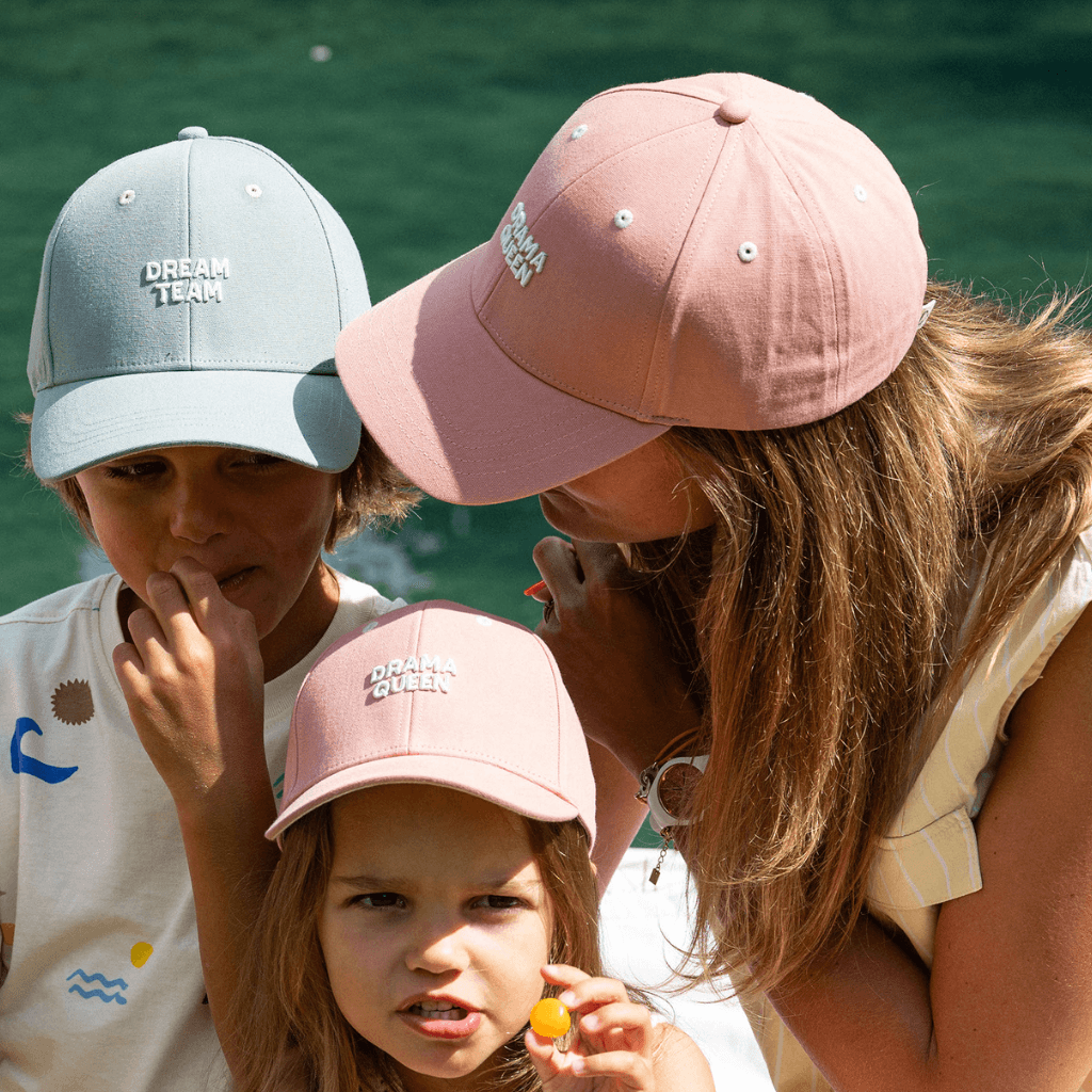 casquette-bebe-enfant-parent-chamaye-assorti-papa-maman-enfant-casquette-papa-fils-cadeau-fete-des-peres-casquette-mere-fille-cadeau-naissance-maman-bebe-cadeau-original-famille-casquette-personnalisable-broderie-drama-queen