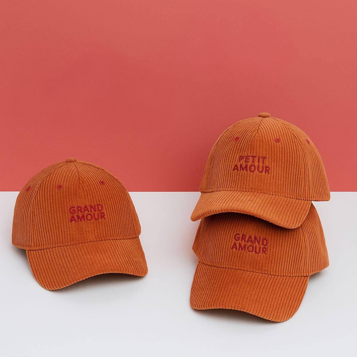 casquette-bebe-enfant-parent-chamaye-assorti-papa-maman-enfant-casquette-papa-fils-cadeau-fete-des-peres-casquette-mere-fille-cadeau-naissance-maman-bebe-cadeau-original-famille-casquette-personnalisable-broderie-grand-petit-amour