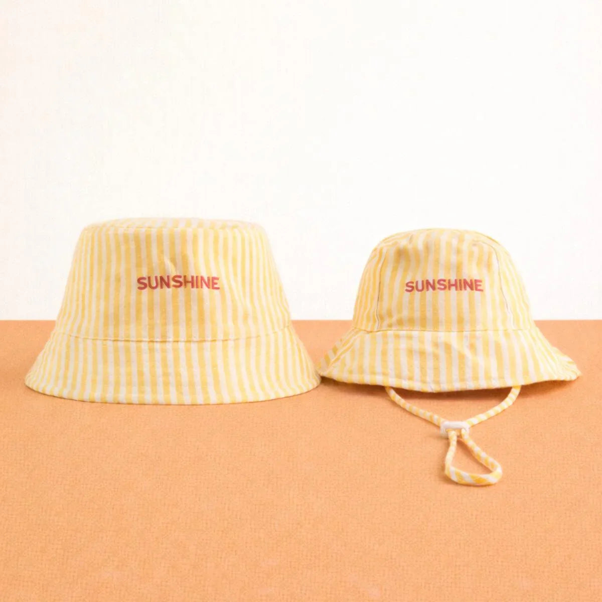 bob-bebe-enfant-parent-chamaye-assorti-papa-maman-enfant-bob-papa-fils-cadeau-fete-des-peres-casquette-mere-fille-cadeau-naissance-maman-bebe-cadeau-original-famille-bob-personnalisable-broderie-sunshine-rayures
