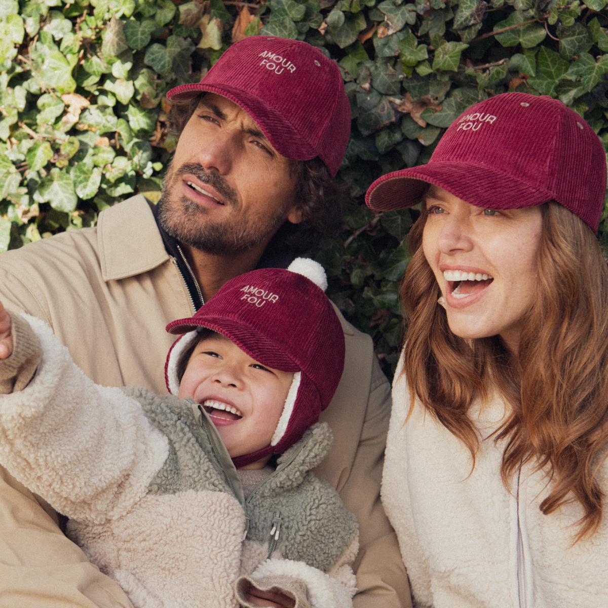 chapka-bebe-enfant-chamaye-assorti-papa-maman-enfant-casquette-papa-fils-cadeau-fete-des-peres-casquette-mere-fille-cadeau-naissance-maman-bebe-cadeau-original-famille-casquette-personnalisable-broderie-amour-fou-bordeaux