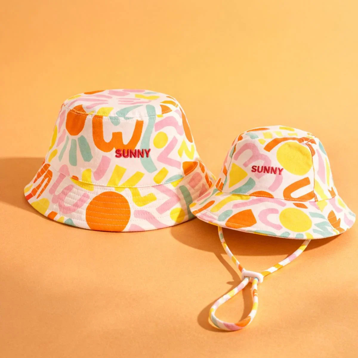 bob-bebe-enfant-parent-chamaye-assorti-papa-maman-enfant-bob-papa-fils-cadeau-fete-des-peres-casquette-mere-fille-cadeau-naissance-maman-bebe-cadeau-original-famille-bob-personnalisable-broderie-sunny-motif-multicolore
