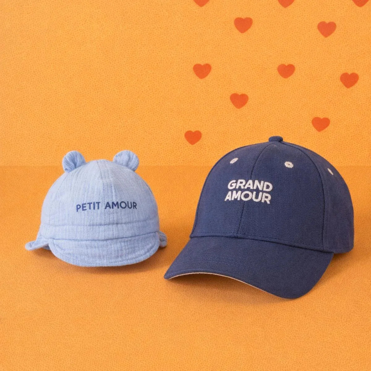 chapeau-bebe-enfant-soleil-chamaye-assorti-papa-maman-enfant-casquette-papa-fils-cadeau-fete-des-peres-casquette-mere-fille-cadeau-naissance-maman-bebe-cadeau-original-famille-casquette-personnalisable-broderie-petit-amour