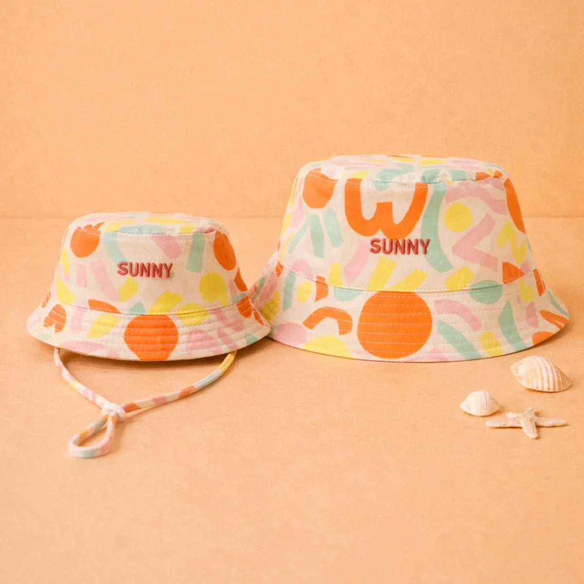bob-bebe-enfant-parent-chamaye-assorti-papa-maman-enfant-bob-papa-fils-cadeau-fete-des-peres-casquette-mere-fille-cadeau-naissance-maman-bebe-cadeau-original-famille-bob-personnalisable-broderie-sunny-motif-multicolore