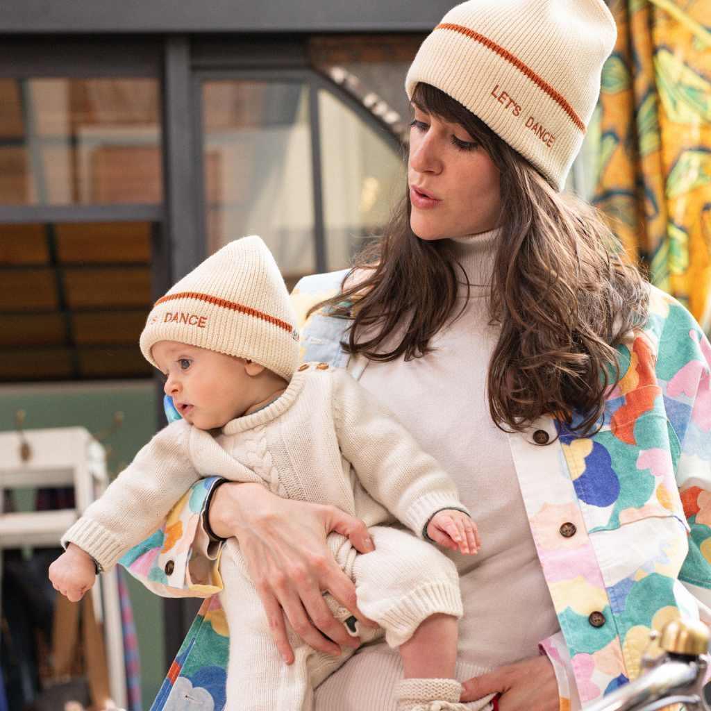 bonnet-bebe-enfant-papa-maman-chamaye-assorti-parent-enfant-bonnet-papa-fils-cadeau-fete-des-peres-bonnet-mere-fille-cadeau-naissance-maman-bebe-matchy-matchy-cadeau-original-famille-broderie-lets-dance-cadeau-bebe-maman-cadeai-naissance-jeune-maman-pas-cher-protection-hiver-froid-bebe-made-in-france