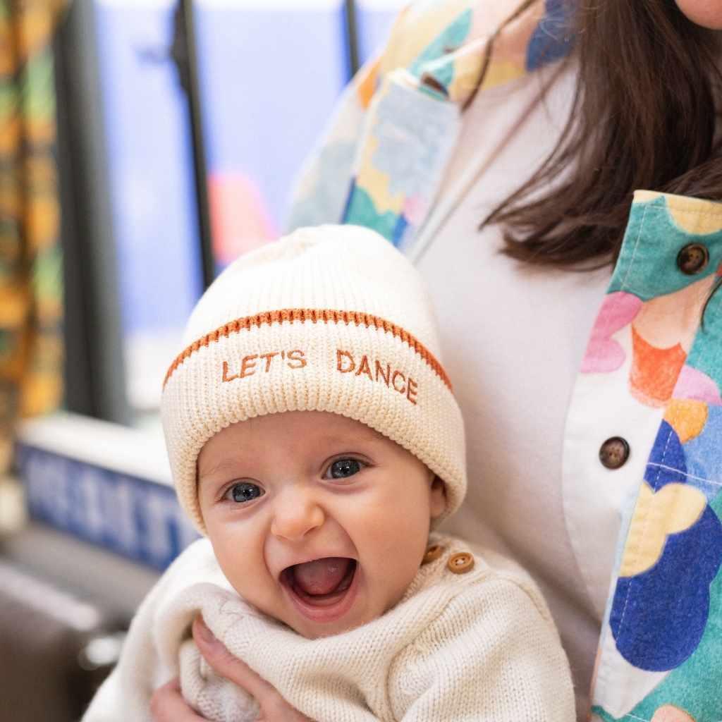 bonnet-bebe-enfant-papa-maman-chamaye-assorti-parent-enfant-bonnet-papa-fils-cadeau-fete-des-peres-bonnet-mere-fille-cadeau-naissance-maman-bebe-matchy-matchy-cadeau-original-famille-broderie-lets-dance-cadeau-bebe-maman-cadeai-naissance-jeune-maman-pas-cher-protection-hiver-froid-bebe