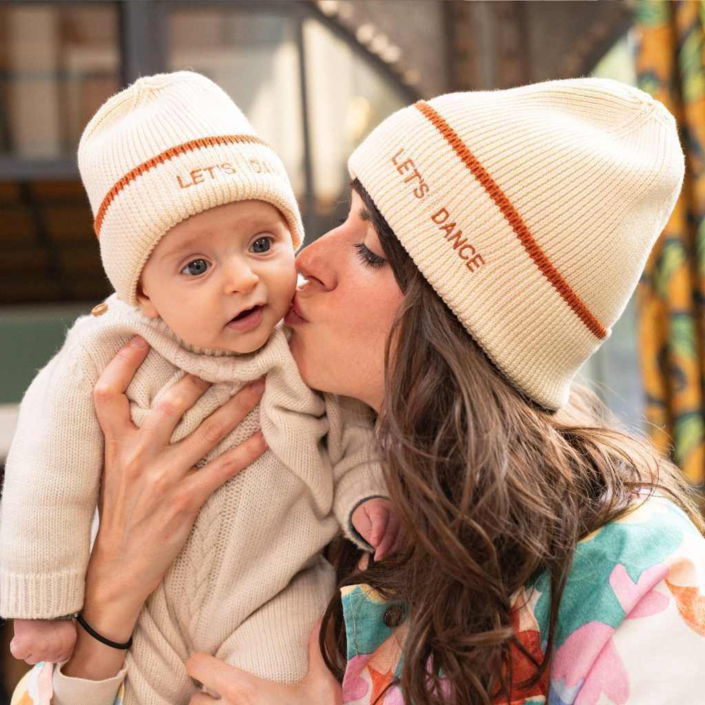 bonnet-bebe-enfant-papa-maman-chamaye-assorti-parent-enfant-bonnet-papa-fils-cadeau-fete-des-peres-bonnet-mere-fille-cadeau-naissance-maman-bebe-matchy-matchy-cadeau-original-famille-broderie-lets-dance-cadeau-bebe-maman-cadeai-naissance-jeune-maman-pas-cher-protection-hiver-froid-bebe-made-in-france
