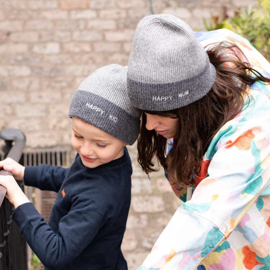 bonnet-bebe-enfant-papa-maman-chamaye-assorti-parent-enfant-bonnet-papa-fils-cadeau-fete-des-peres-bonnet-mere-fille-cadeau-naissance-maman-bebe-matchy-matchy-cadeau-original-famille-broderie-petit-loup-cadeau-jeune-papa-cool-cadeau-maman-bebe-maternite-original-cadeau-famille-protection-froid-bebe-hiver