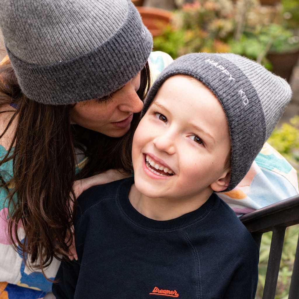 bonnet-bebe-enfant-papa-maman-chamaye-assorti-parent-enfant-bonnet-papa-fils-cadeau-fete-des-peres-bonnet-mere-fille-cadeau-naissance-maman-bebe-matchy-matchy-cadeau-original-famille-broderie-petit-loup-cadeau-jeune-papa-cool-cadeau-maman-bebe-maternite-original-cadeau-famille-protection-froid-bebe-hiver