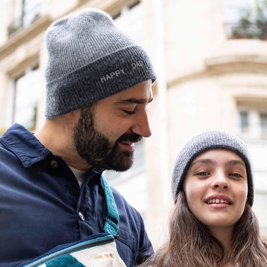 bonnet-bebe-enfant-papa-maman-chamaye-assorti-parent-enfant-bonnet-papa-fils-cadeau-fete-des-peres-bonnet-mere-fille-cadeau-naissance-maman-bebe-matchy-matchy-cadeau-original-famille-broderie-petit-loup-cadeau-jeune-papa-cool-cadeau-maman-bebe-maternite-original-cadeau-famille-protection-froid-bebe-hiver