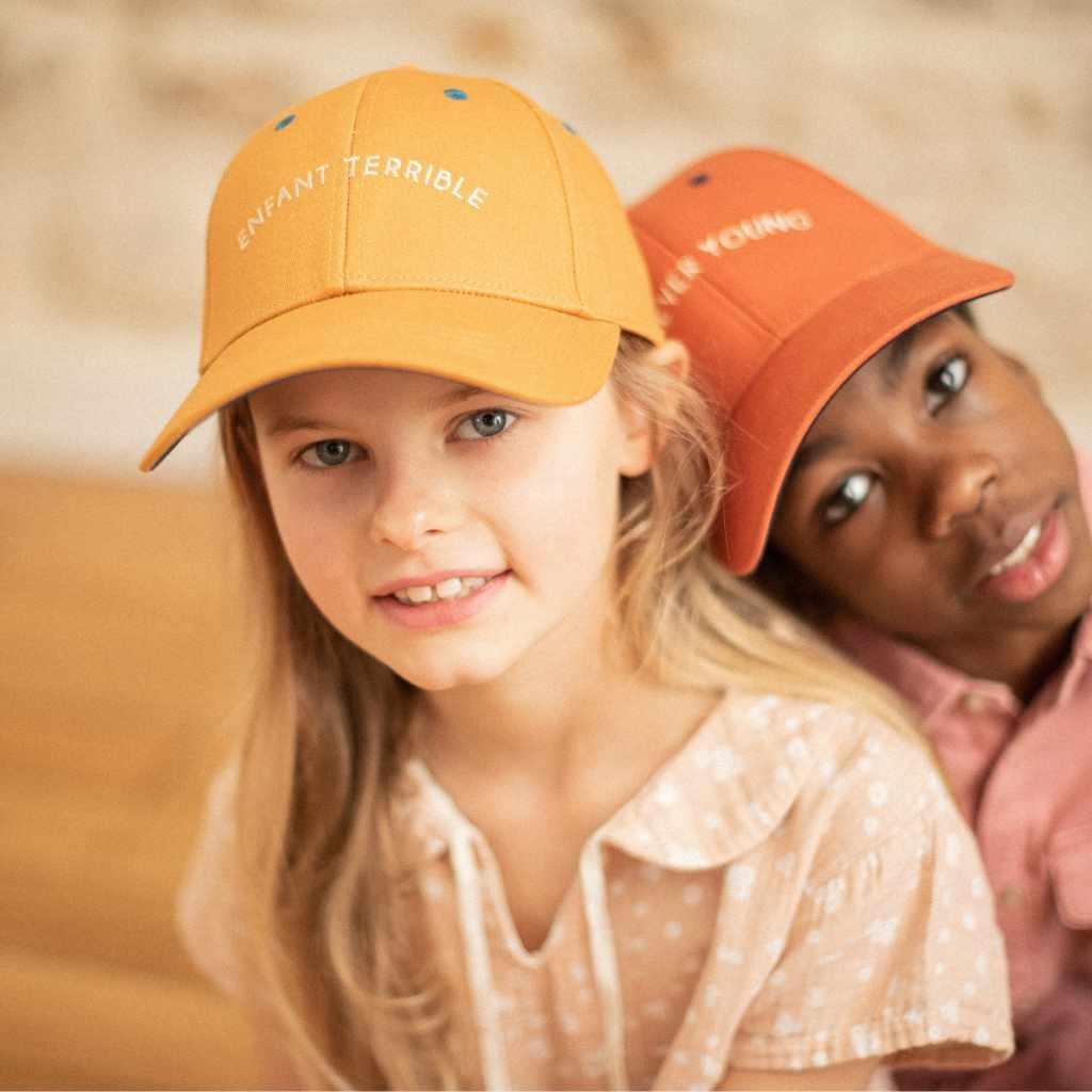 casquette-bebe-enfant-chamaye-duo-parent-enfant-broderie-enfant-terrible-taille-bebe-couleur-moutarde-protection-solaire-bebe-ete-chamaye-cadeau-de-naissance-papa-maman-bebe