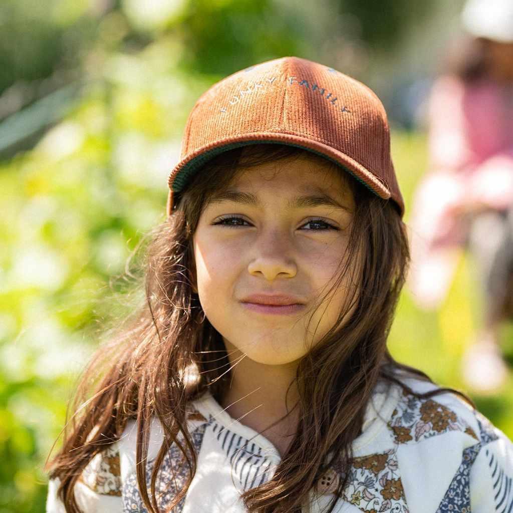casquette-bebe-enfant-parent-chamaye-assorti-papa-maman-enfant-casquette-papa-fils-cadeau-fete-des-peres-casquette-mere-fille-cadeau-naissance-maman-bebe-cadeau-original-famille-casquette-personnalisable-broderie-cosmic-girl-cadeau-jeune-maman-maternite-cadeau-naissance-original-jeune-parent-casquette-fille-rose-velours-cotele-funky$