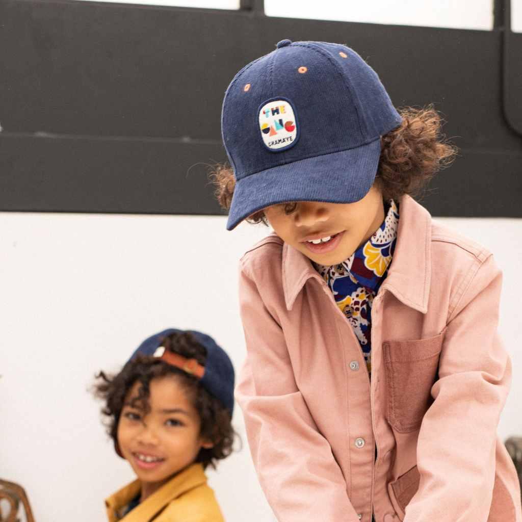 casquette-bebe-enfant-parent-chamaye-assorti-papa-maman-enfant-casquette-papa-fils-cadeau-fete-des-peres-casquette-mere-fille-cadeau-naissance-maman-bebe-cadeau-original-famille-casquette-personnalisable-broderie-cosmic-girl-cadeau-jeune-maman-maternite-cadeau-naissance-original-jeune-parent-casquette-fille-rose-velours-cotelemarque-francaise-production-ecoresponsable