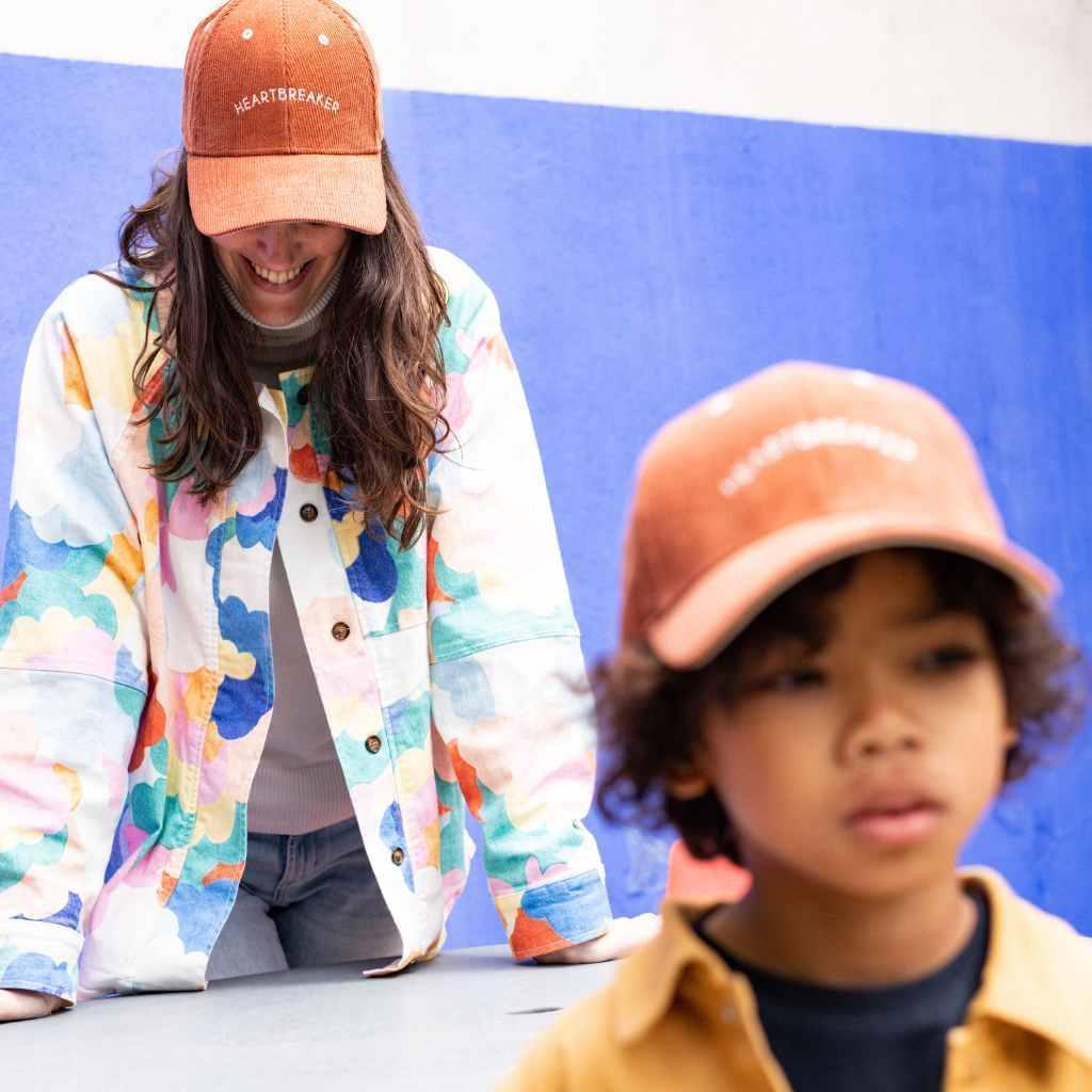 casquette-bebe-enfant-parent-chamaye-assorti-papa-maman-enfant-casquette-papa-fils-cadeau-fete-des-peres-casquette-mere-fille-cadeau-naissance-maman-bebe-cadeau-original-famille-casquette-personnalisable-broderie-cosmic-girl-cadeau-jeune-maman-maternite-cadeau-naissance-original-jeune-parent-casquette-fille-rose-velours-cotelemarque-francaise-production-ecoresponsable