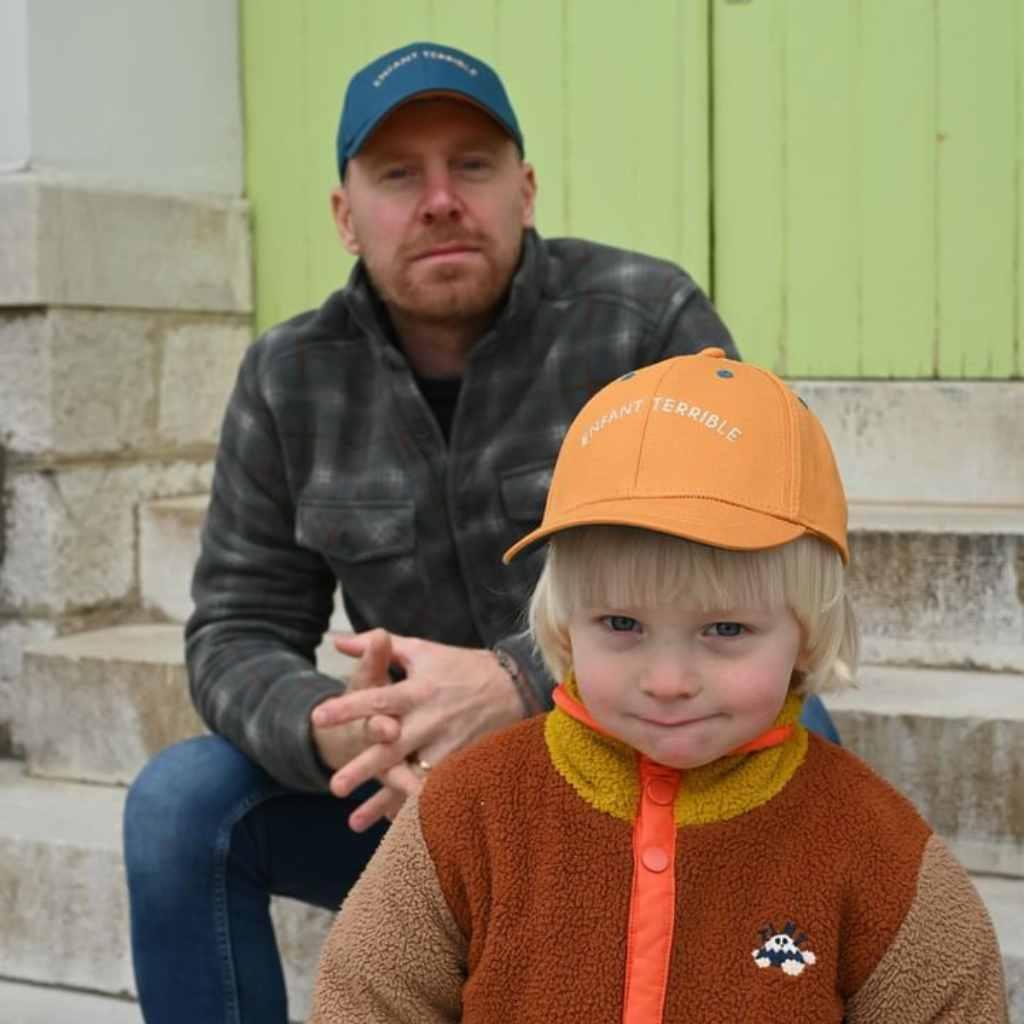 casquette-bebe-enfant-parent-chamaye-assorti-papa-maman-enfant-casquette-papa-fils-cadeau-fete-des-peres-casquette-mere-fille-cadeau-naissance-maman-bebe-cadeau-original-famille-casquette-personnalisable-broderie-cosmic-girl-cadeau-jeune-maman-maternite-cadeau-naissance-original-jeune-parent-casquette-fille-rose-velours-cotelemarque-francaise-production-ecoresponsable