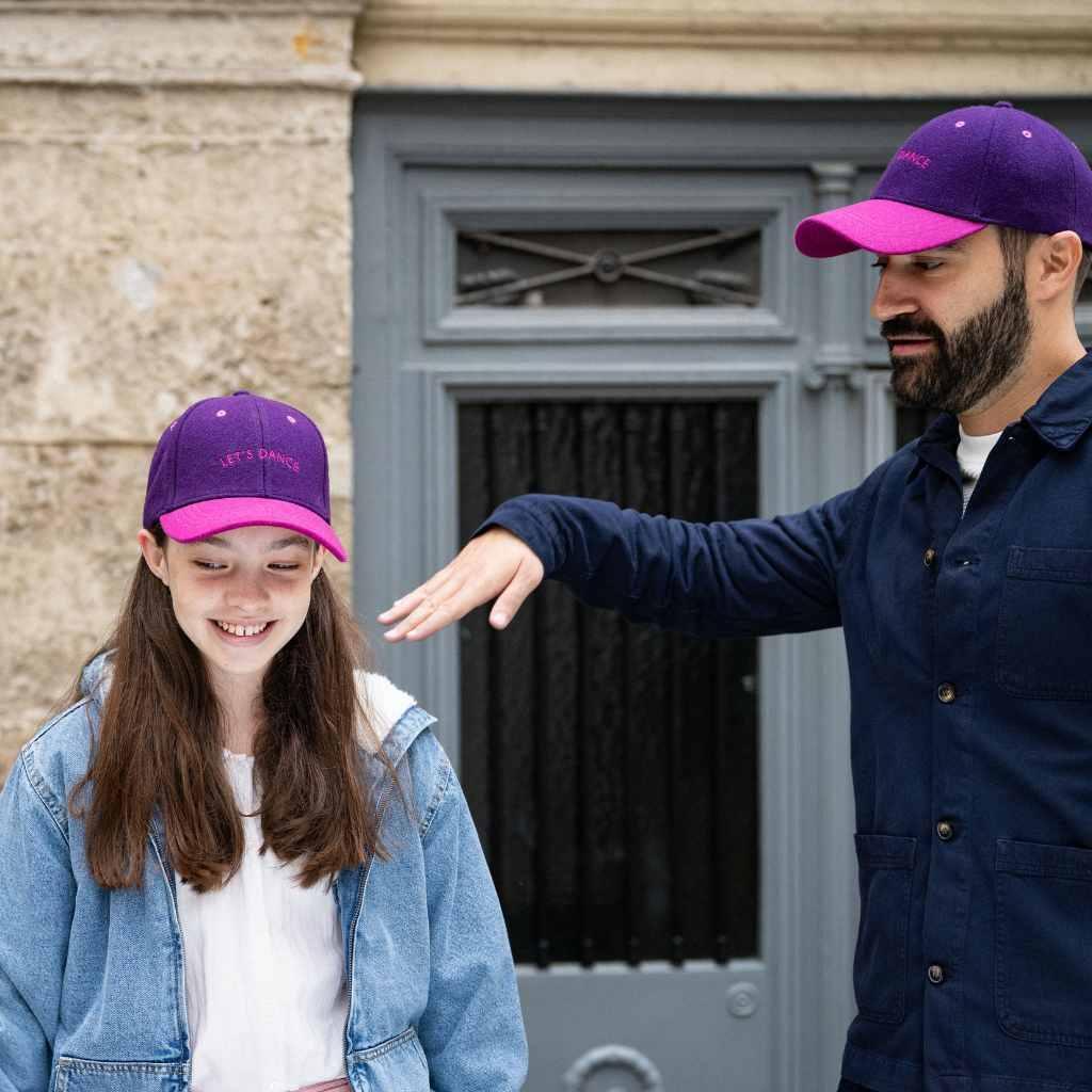 casquette-bebe-enfant-parent-chamaye-assorti-papa-maman-enfant-casquette-papa-fils-cadeau-fete-des-peres-casquette-mere-fille-cadeau-naissance-maman-bebe-cadeau-original-famille-casquette-personnalisable-broderie-cosmic-girl-cadeau-jeune-maman-maternite-cadeau-naissance-original-jeune-parent-casquette-fille-rose-velours-cotelemarque-francaise-production-ecoresponsable