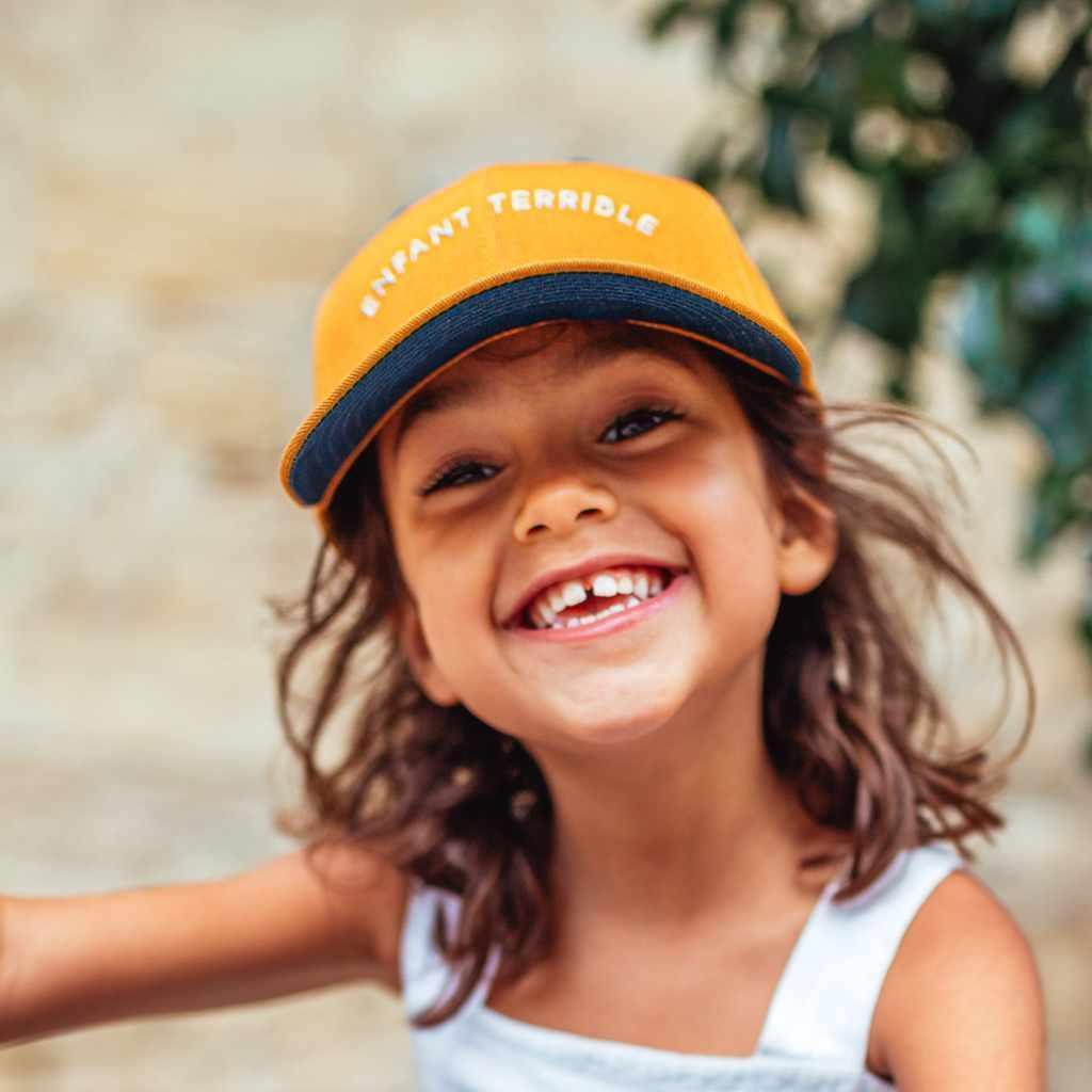 casquette-bebe-enfant-chamaye-duo-parent-enfant-broderie-enfant-terrible-taille-bebe-couleur-moutarde-protection-solaire-bebe-ete-chamaye-cadeau-de-naissance-papa-maman-bebe