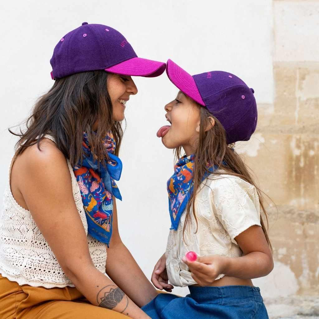 casquette-bebe-enfant-parent-chamaye-assorti-papa-maman-enfant-casquette-papa-fils-cadeau-fete-des-peres-casquette-mere-fille-cadeau-naissance-maman-bebe-cadeau-original-famille-casquette-personnalisable-broderie-cosmic-girl-cadeau-jeune-maman-maternite-cadeau-naissance-original-jeune-parent-casquette-fille-rose-velours-cotelemarque-francaise-production-ecoresponsable
