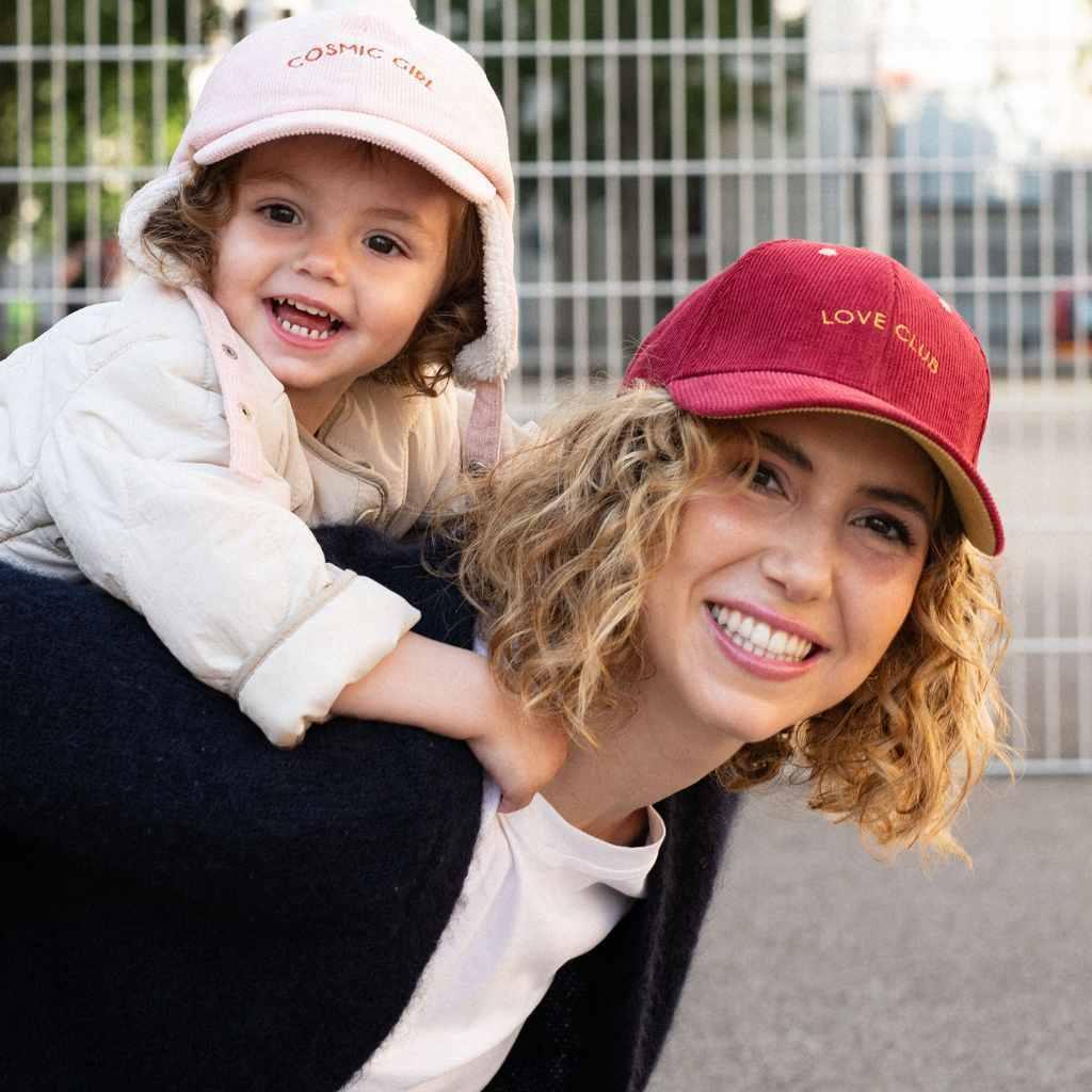 casquette-bebe-enfant-parent-chamaye-assorti-papa-maman-enfant-casquette-papa-fils-cadeau-fete-des-peres-casquette-mere-fille-cadeau-naissance-maman-bebe-cadeau-original-famille-casquette-personnalisable-broderie-cosmic-girl-cadeau-jeune-maman-maternite-cadeau-naissance-original-jeune-parent-casquette-fille-rose-velours-cotelemarque-francaise-production-ecoresponsable