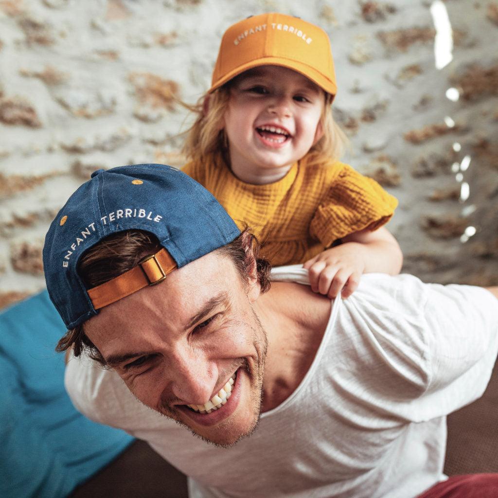 casquette-bebe-enfant-chamaye-duo-parent-enfant-broderie-enfant-terrible-taille-bebe-couleur-moutarde-protection-solaire-bebe-ete-chamaye-cadeau-de-naissance-papa-maman-bebe