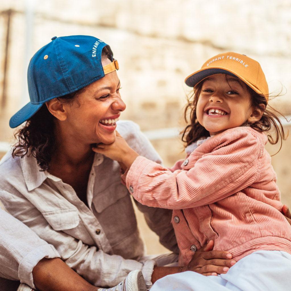 casquette-bebe-enfant-chamaye-duo-parent-enfant-broderie-enfant-terrible-taille-bebe-couleur-moutarde-protection-solaire-bebe-ete-chamaye-cadeau-de-naissance-papa-maman-bebe
