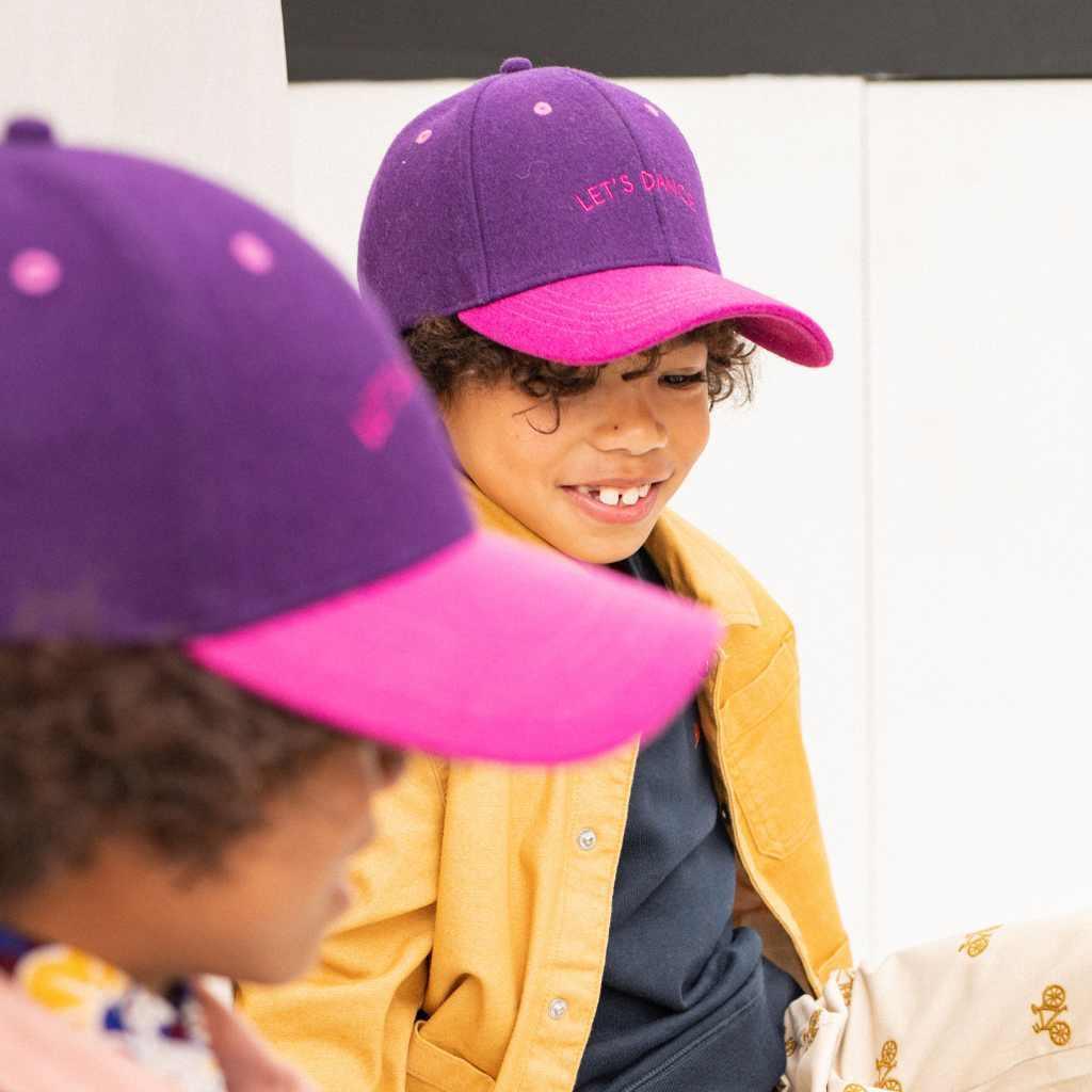 casquette-bebe-enfant-parent-chamaye-assorti-papa-maman-enfant-casquette-papa-fils-cadeau-fete-des-peres-casquette-mere-fille-cadeau-naissance-maman-bebe-cadeau-original-famille-casquette-personnalisable-broderie-cosmic-girl-cadeau-jeune-maman-maternite-cadeau-naissance-original-jeune-parent-casquette-fille-rose-velours-cotelemarque-francaise-production-ecoresponsable