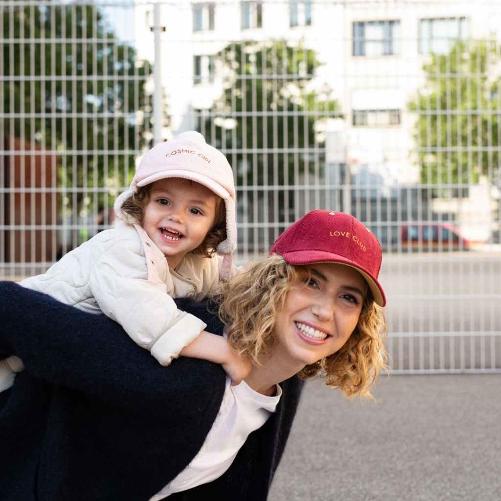 casquette-bebe-enfant-parent-chamaye-assorti-papa-maman-enfant-casquette-papa-fils-cadeau-fete-des-peres-casquette-mere-fille-cadeau-naissance-maman-bebe-cadeau-original-famille-casquette-personnalisable-broderie-cosmic-girl-cadeau-jeune-maman-maternite-cadeau-naissance-original-jeune-parent-casquette-fille-rose-velours-cotelemarque-francaise-production-ecoresponsable