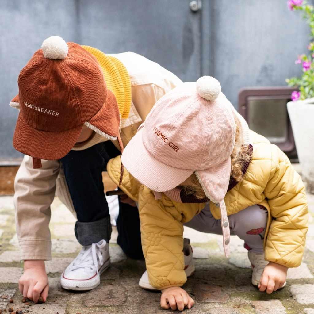 casquette-bebe-enfant-parent-chamaye-assorti-papa-maman-enfant-casquette-papa-fils-cadeau-fete-des-peres-casquette-mere-fille-cadeau-naissance-maman-bebe-cadeau-original-famille-casquette-personnalisable-broderie-cosmic-girl-cadeau-jeune-maman-maternite-cadeau-naissance-original-jeune-parent-casquette-fille-rose-velours-cotelemarque-francaise-production-ecoresponsable