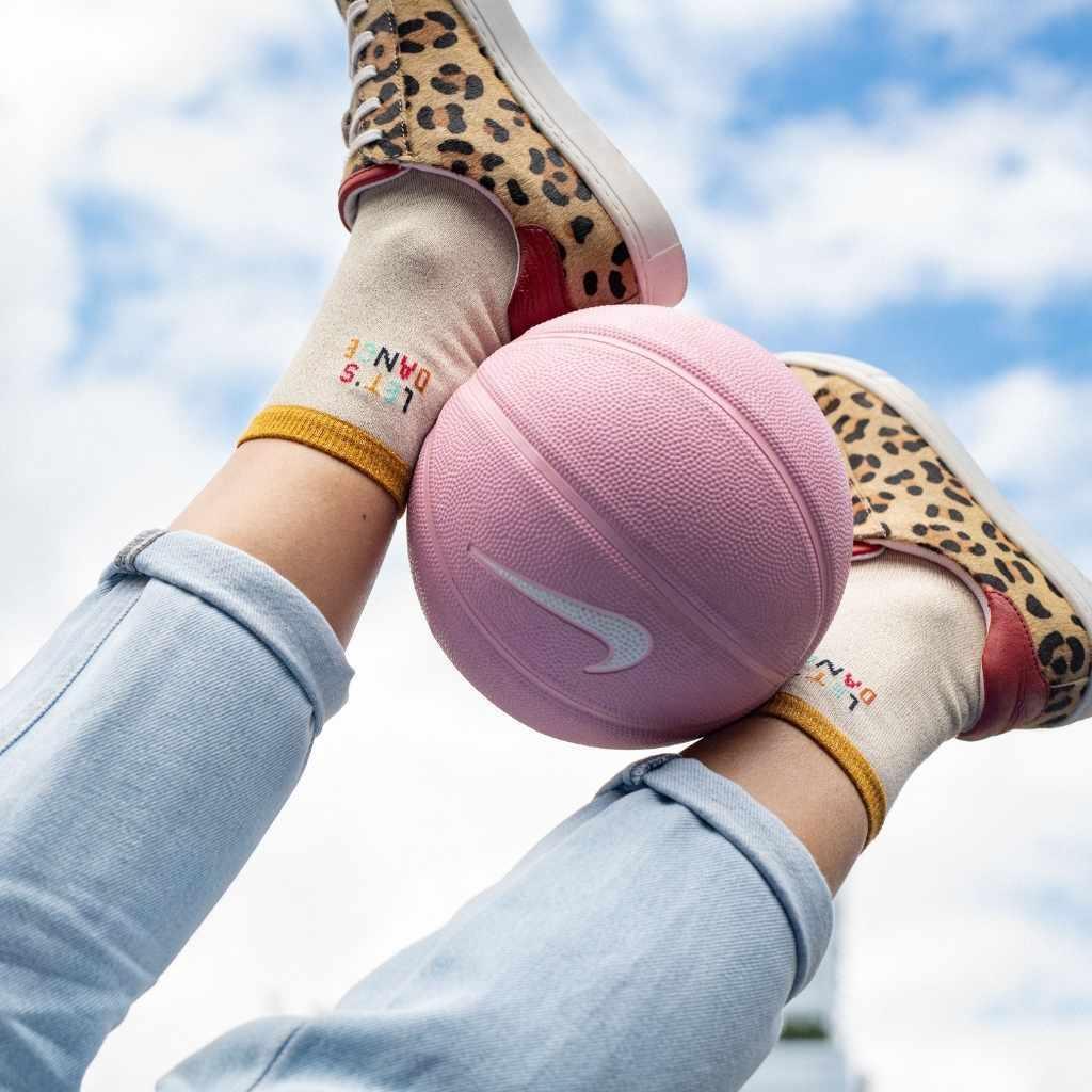 chaussettes-mere-fille-parent-enfant-chamaye-chaussettes-bebe-enfant-coffret-cadeau-naissance-cadeau-mere-fille-idee-cadeau-original-fete-des-peres-chaussettes-broderie-duo-parent-enfant-personnalisable-cadeau-famille-broderie-cosmic-girl-assorti-casquette-maman-fille-cadeau-fete-des-meres