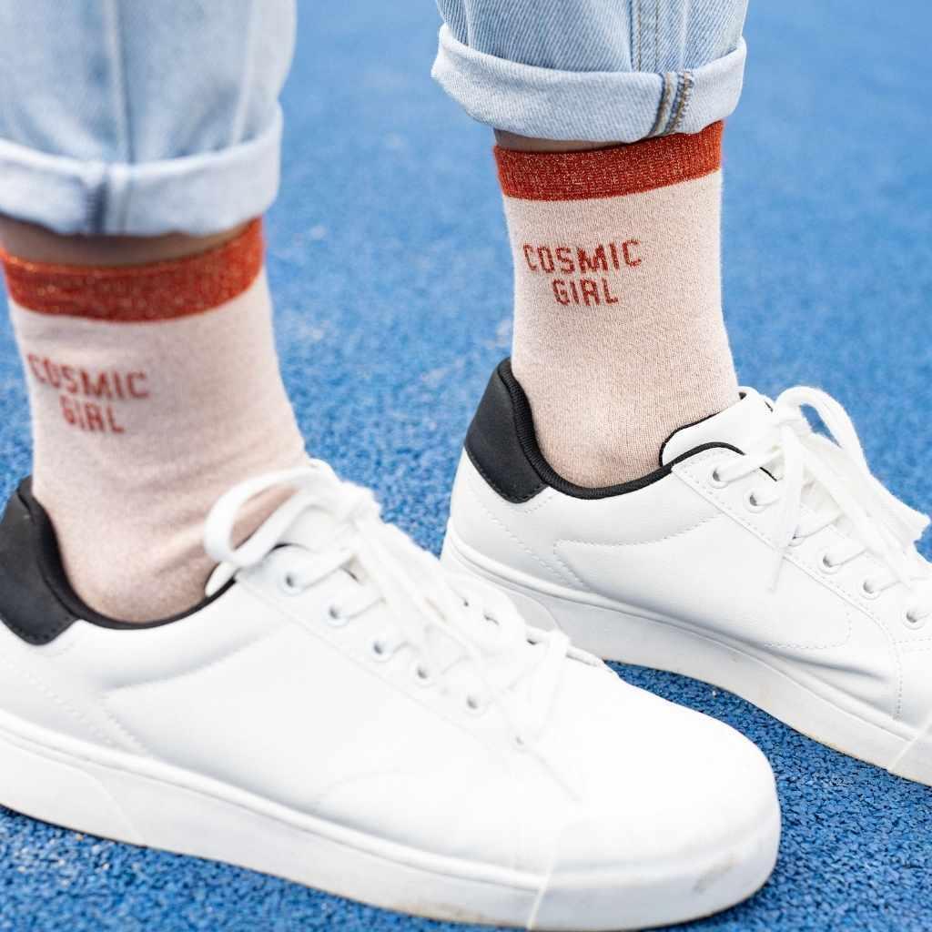 chaussettes-mere-fille-parent-enfant-chamaye-chaussettes-bebe-enfant-coffret-cadeau-naissance-cadeau-mere-fille-idee-cadeau-original-fete-des-peres-chaussettes-broderie-duo-parent-enfant-personnalisable-cadeau-famille-broderie-cosmic-girl-assorti-casquette-maman-fille-cadeau-fete-des-meres