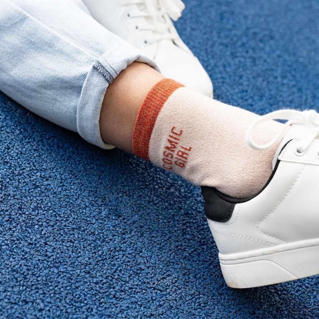 chaussettes-mere-fille-parent-enfant-chamaye-chaussettes-bebe-enfant-coffret-cadeau-naissance-cadeau-mere-fille-idee-cadeau-original-fete-des-peres-chaussettes-broderie-duo-parent-enfant-personnalisable-cadeau-famille-broderie-cosmic-girl-assorti-casquette-maman-fille-cadeau-fete-des-meres