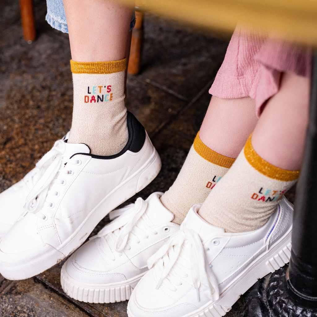 chaussettes-mere-fille-parent-enfant-chamaye-chaussettes-bebe-enfant-coffret-cadeau-naissance-cadeau-mere-fille-idee-cadeau-original-fete-des-peres-chaussettes-broderie-duo-parent-enfant-personnalisable-cadeau-famille-broderie-cosmic-girl-assorti-casquette-maman-fille-cadeau-fete-des-meres