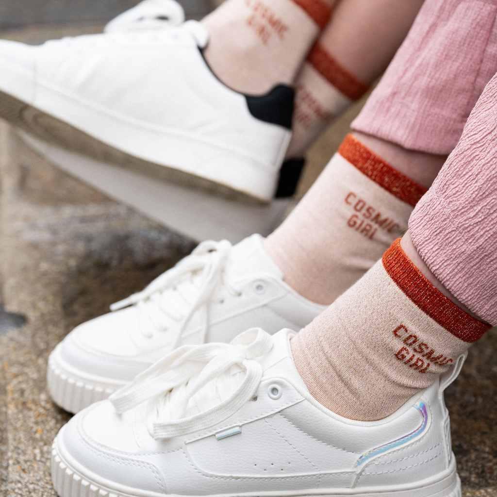 chaussettes-mere-fille-parent-enfant-chamaye-chaussettes-bebe-enfant-coffret-cadeau-naissance-cadeau-mere-fille-idee-cadeau-original-fete-des-peres-chaussettes-broderie-duo-parent-enfant-personnalisable-cadeau-famille-broderie-cosmic-girl-assorti-casquette-maman-fille-cadeau-fete-des-meres