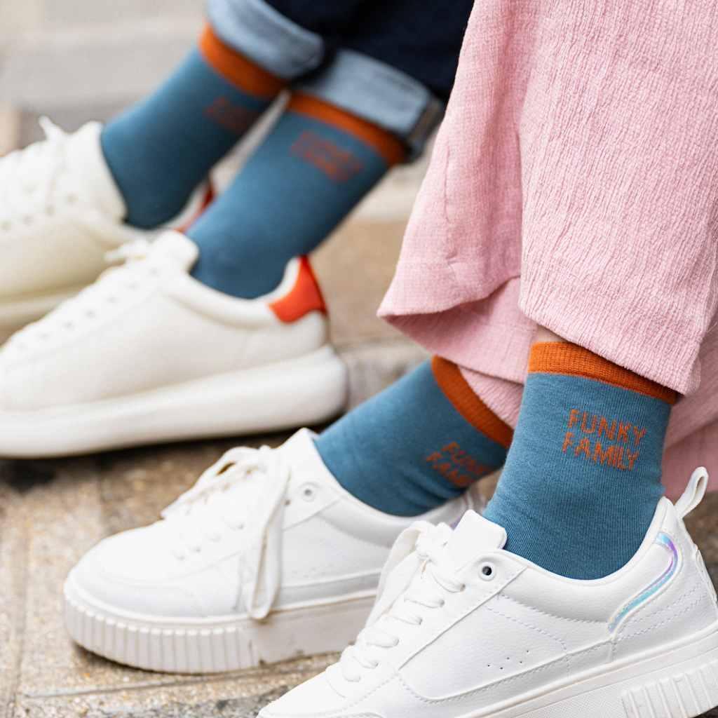 chaussettes-pere-fils-parent-enfant-chamaye-chaussettes-bebe-enfant-coffret-cadeau-naissance-cadeau-mere-fille-idee-cadeau-original-fete-des-peres-chaussettes-broderie-duo-parent-enfant-personnalisable-cadeau-famille-broderie-cosmic-girl-assorti-casquette-pere-fille-cadeau-fete-des-peres-made-in-france