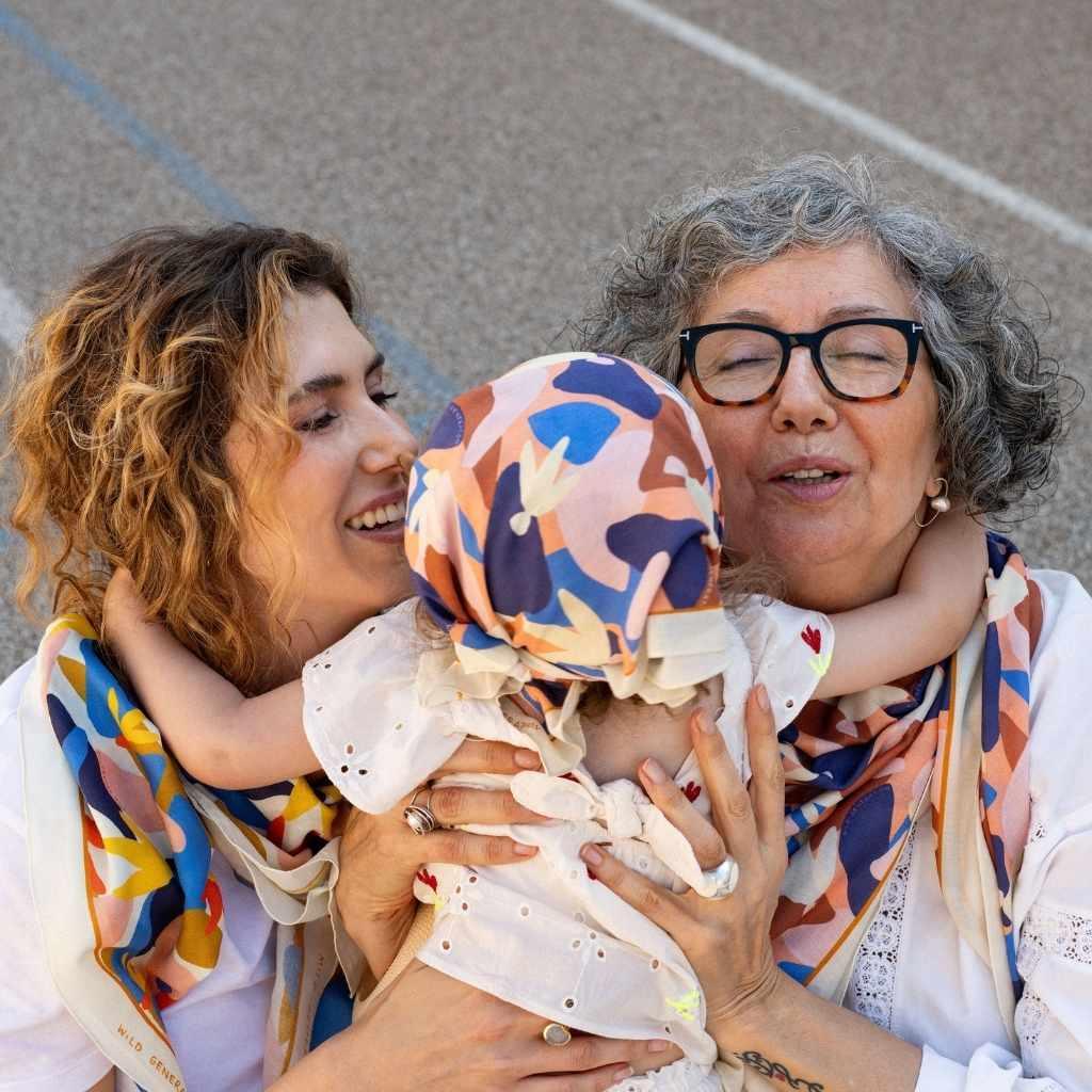 foulards-mere-fille-chamaye-cadeau-maman-fete-des-meres-cadeau-jeune-maman-bebe-marque-ecoresponsable-cadeaux-famille-noel-cadeau-maman-trendy