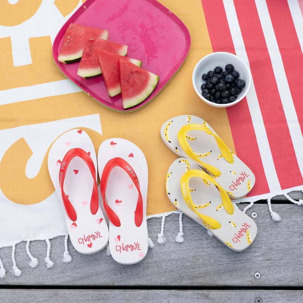 tongs-parent-enfant-garcon-fille-motif-bananes-sandales-plage-bebe-enfant-tongs-rigolotes-indispensable-plage-enfant-casquette-parent-enfant-assortie-chamaye