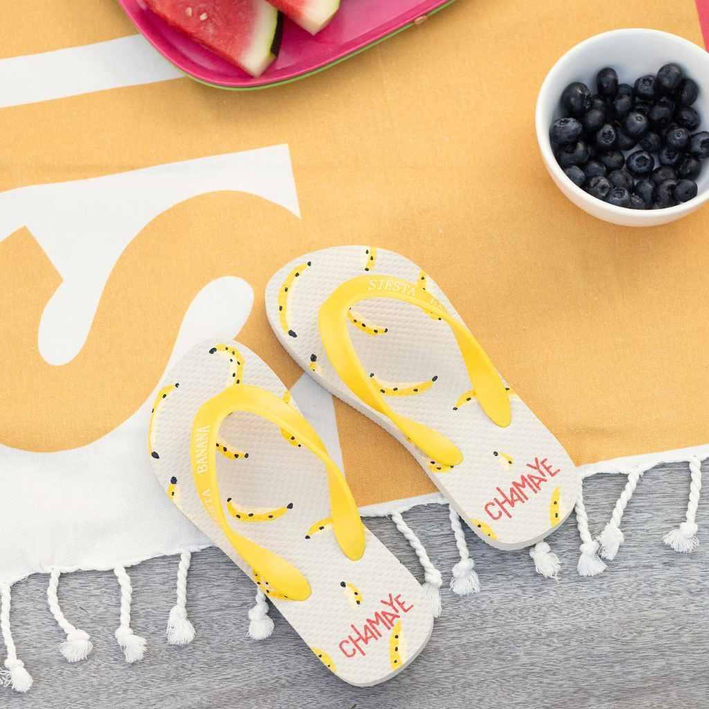 tongs-parent-enfant-garcon-fille-motif-bananes-sandales-plage-bebe-enfant-tongs-rigolotes-indispensable-plage-enfant-casquette-parent-enfant-assortie-chamaye
