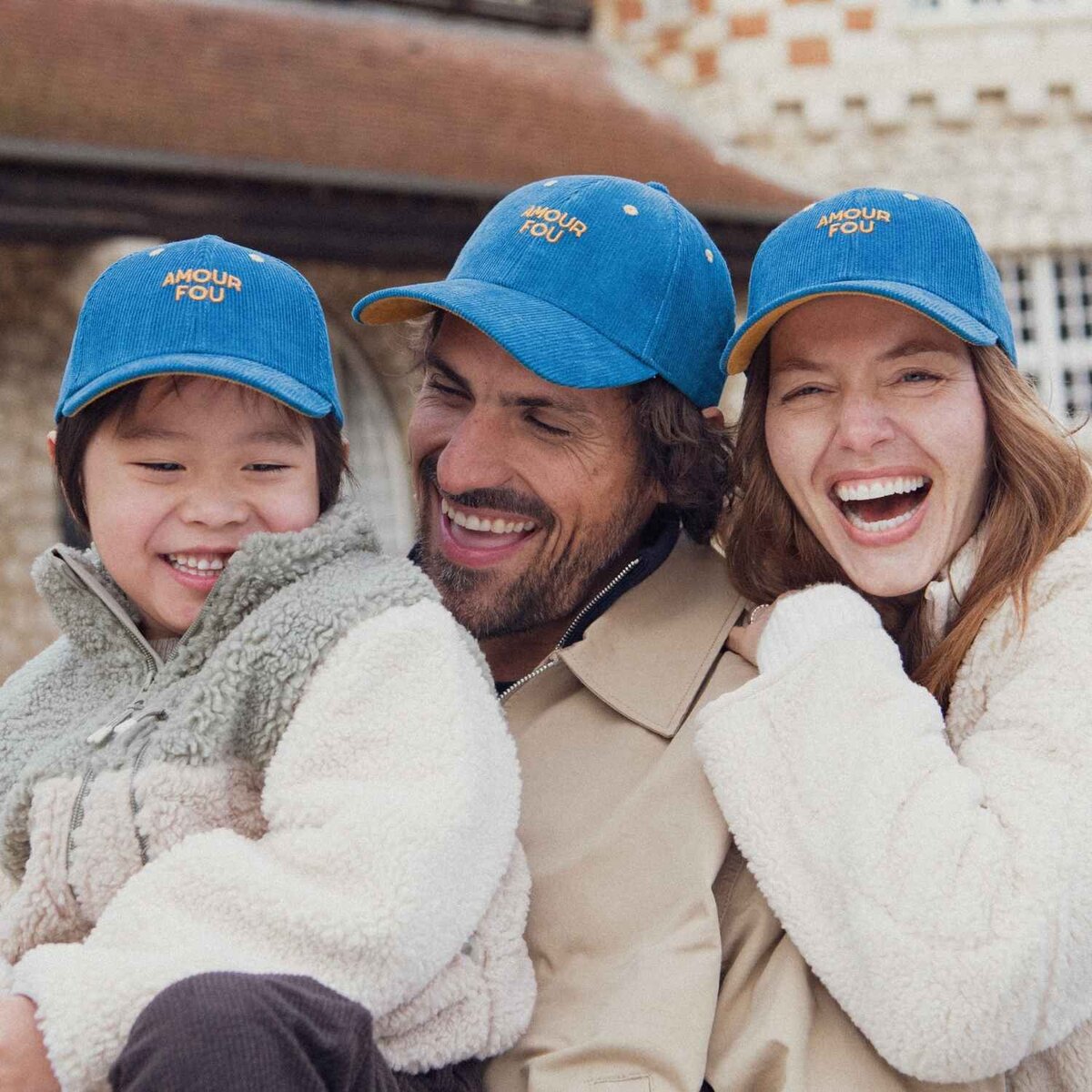 casquette-bebe-enfant-parent-chamaye-assorti-papa-maman-enfant-casquette-papa-fils-cadeau-fete-des-peres-casquette-mere-fille-cadeau-naissance-maman-bebe-cadeau-original-famille-casquette-personnalisable-broderie-amour-fou-bleu