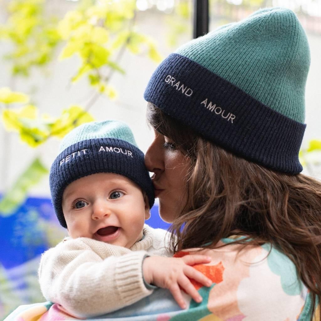 bonnet-bebe-enfant-papa-maman-chamaye-assorti-parent-enfant-bonnet-papa-fils-cadeau-fete-des-peres-bonnet-mere-fille-cadeau-naissance-maman-bebe-matchy-matchy-cadeau-original-famille-broderie-petitamour