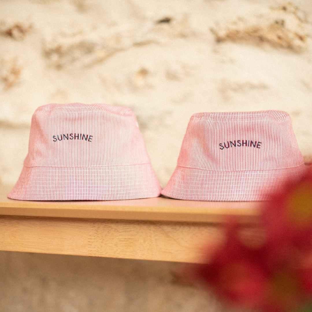 bob-bebe-enfant-papa-maman-chamaye-assorti-parent-enfant-bob-papa-fils-cadeau-fete-des-peres-bob-mere-fille-cadeau-naissance-maman-bebe-matchy-matchy-cadeau-original-famille-broderie-sunshine-bob-personnalisable-protection-solaire-bebe-nouveau-ne