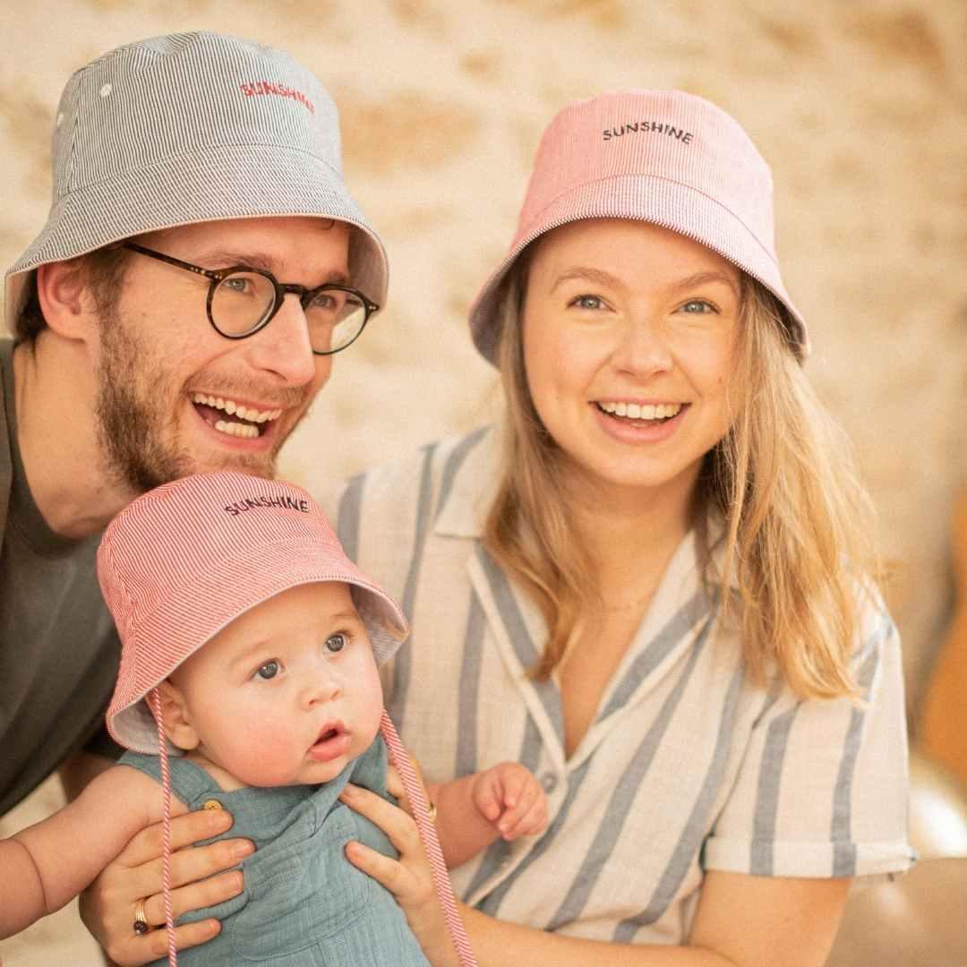 bob-bebe-enfant-papa-maman-chamaye-assorti-parent-enfant-bob-papa-fils-cadeau-fete-des-peres-bob-mere-fille-cadeau-naissance-maman-bebe-matchy-matchy-cadeau-original-famille-broderie-sunshine-bob-personnalisable-protection-solaire-bebe-nouveau-ne