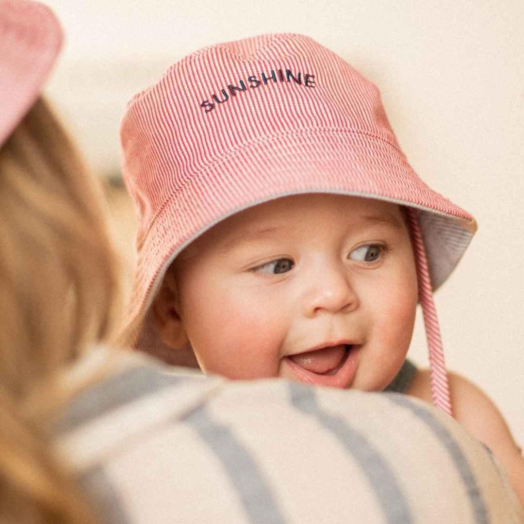 bob-bebe-enfant-papa-maman-chamaye-assorti-parent-enfant-bob-papa-fils-cadeau-fete-des-peres-bob-mere-fille-cadeau-naissance-maman-bebe-matchy-matchy-cadeau-original-famille-broderie-sunshine-bob-personnalisable-protection-solaire-bebe-nouveau-ne