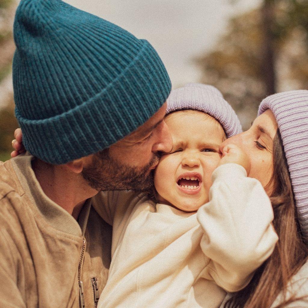 bonnet-bebe-enfant-parent-chamaye-bonnet-garcon-bleu-cachemire-laine-duo-papa-maman-enfant-cadeau-pere-fils-idee-fete-des-meres-cadeau-famille-assorti-look-mere-fille-matchy-matchy-cadeau-naissance-bebe-papa-maman-original