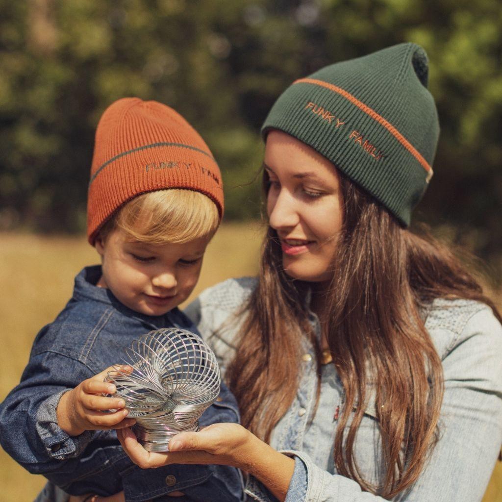 bonnet-bebe-enfant-parent-chamaye-broderie-funky-family-duo-papa-maman-enfant-cadeau-pere-fils-idee-fete-des-peres-cadeau-famille-look-mere-fille-matchy-matchy-cadeau-naissance-bebe-original